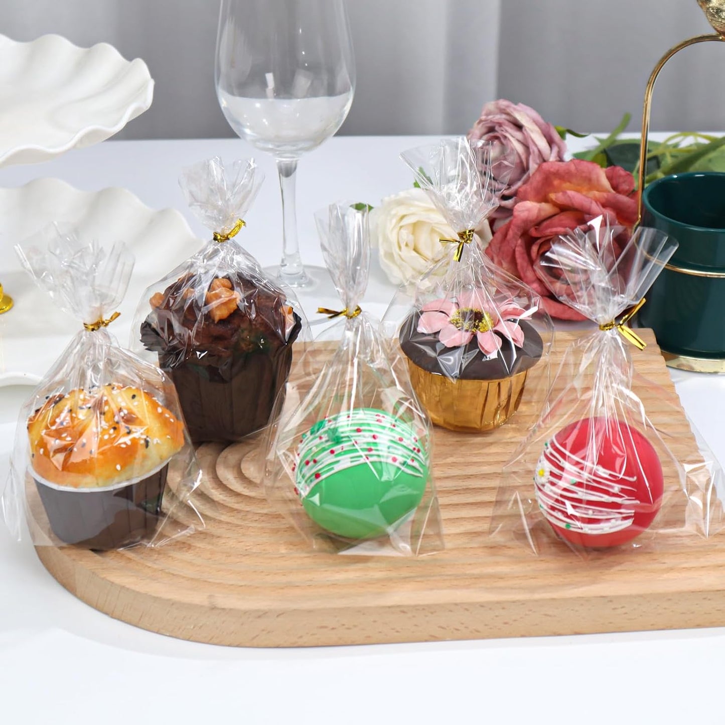 200 PCS 5x6.5 Cellophane Muffin Bags with Gold Twist Ties & Flat Bottom – Food-Safe Bakery Packaging for Cupcakes, Brownies, Cookies Macarons – Commercial-Grade for Party Favors, Catering Displays